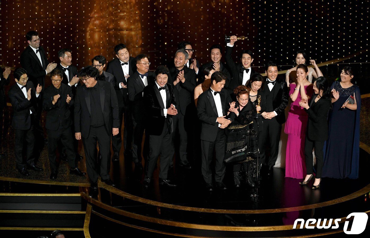 본문 이미지 - 영화 '기생충'의 봉준호 감독과 배우, 제작진들이 9일(현지시간) 캘리포니아주 로스앤젤레스 할리우드 돌비극장에서 열린 제92회 아카데미 시상식에서 작품상을 받고 있다. ⓒ AFP=뉴스1 ⓒ News1 우동명 기자