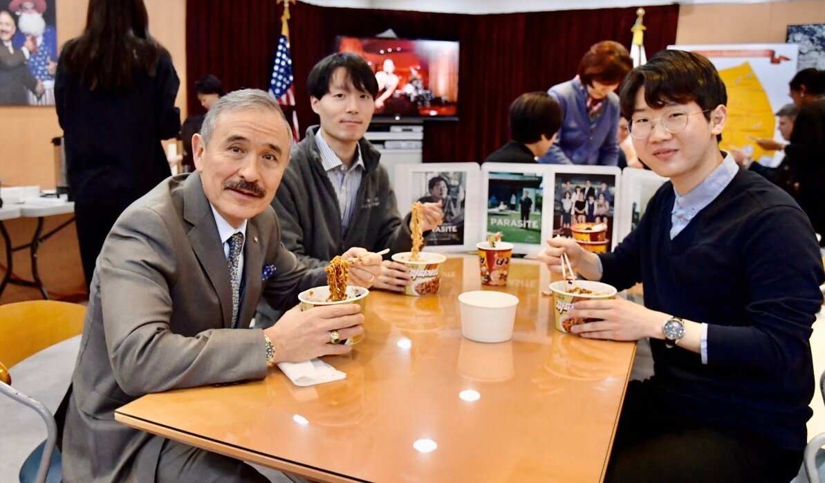 본문 이미지 - 해리 해리스 주한 미국대사가 10일 대사관 직원들과 '짜파구리'를 먹으며 봉준호 감독이 연출한 영화 '기생충'의 아카데미 영화제 수상을 축하했다. ⓒ 주한미국대사관  제공=뉴스1