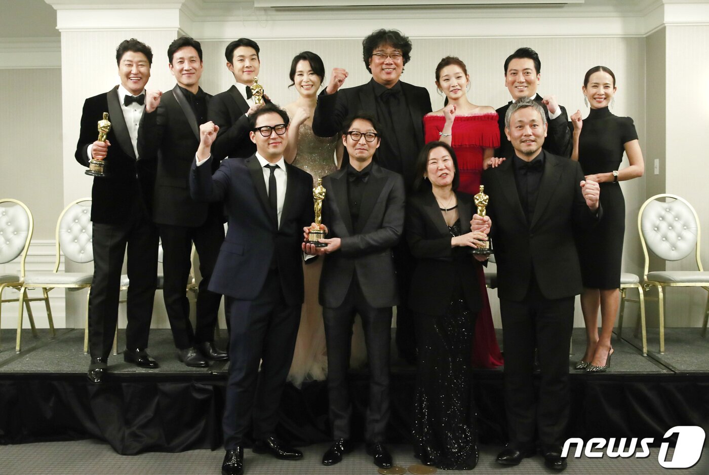 본문 이미지 - 배우 송강호&#40;왼쪽위부터 시계방향&#41;, 이선균, 최우식, 장혜진, 봉준호 감독, 박소담, 박명훈, 조여정, 이하준 미술감독, 곽신애 대표, 양진모 편집 감독, 한진원 작가/뉴스1 ⓒ News1 