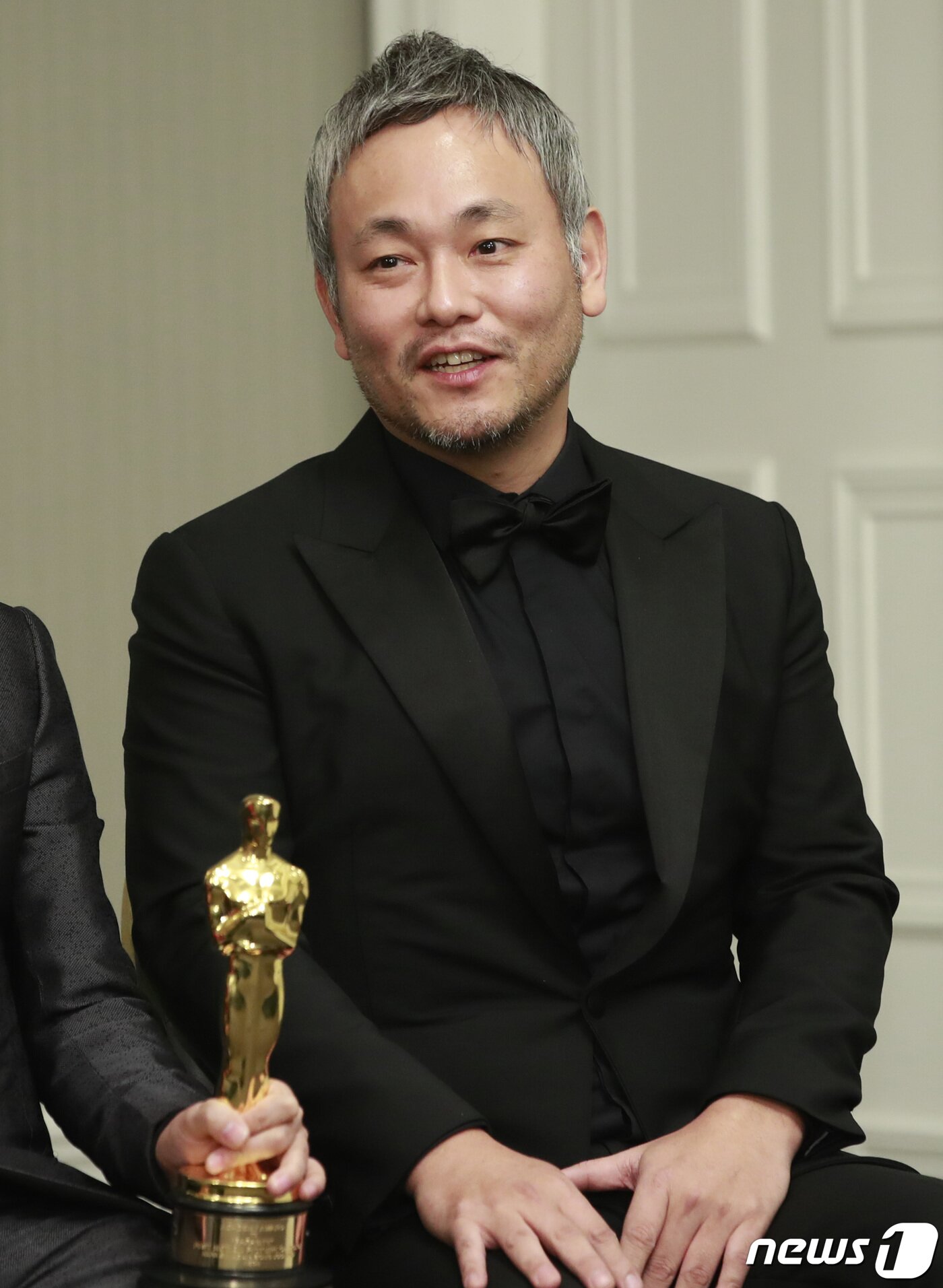 본문 이미지 - 이하준 미술감독이 9일(현지시간) 오후 미국 로스앤젤레스 더 런던 웨스트 할리우드에서 열린 제92회 아카데미 시상식 영화 ‘기생충’(감독 봉준호) 기자회견에서 소감을 말하고 있다.2020.2.10/뉴스1 ⓒ News1 권현진 기자