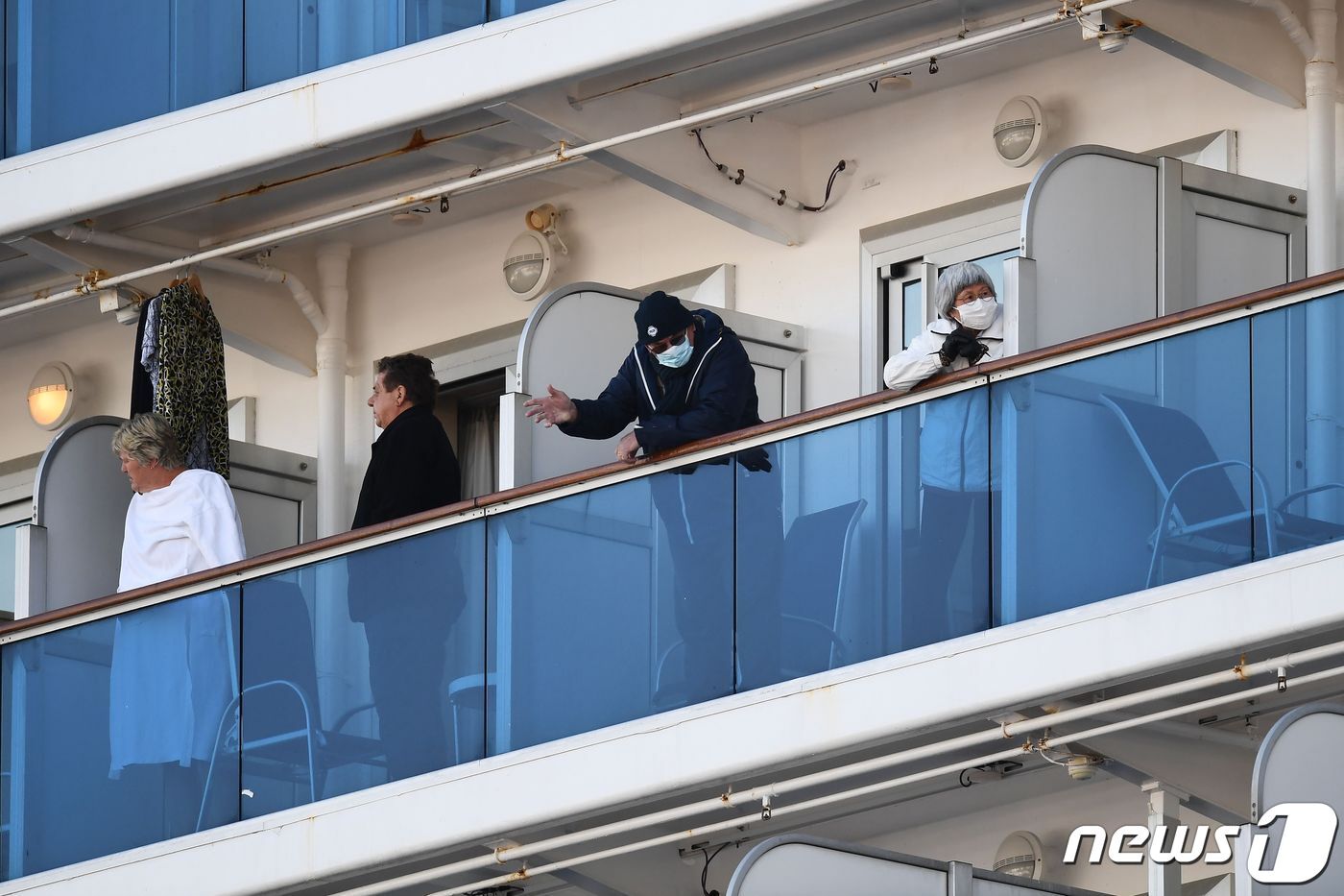 본문 이미지 - 지난 10일 답답한 프린세스호 승객들이 발코니에 나와 있다. ⓒ AFP=뉴스1 ⓒ News1 우동명 기자