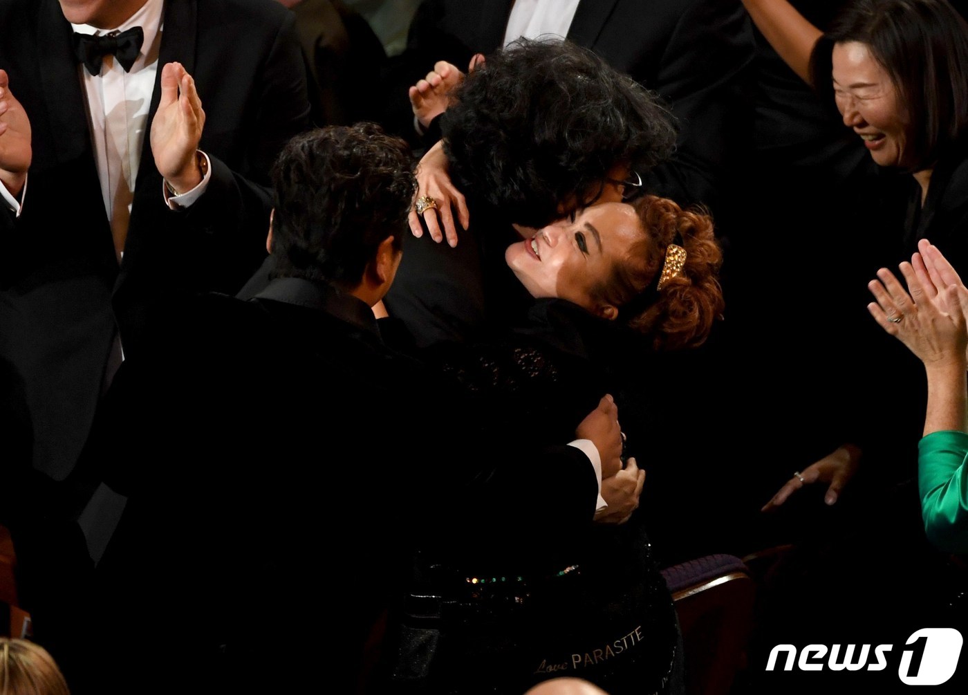 (로스앤젤레스 AFP=뉴스1) 우동명 기자 = 영화 '기생충'의 봉준호 감독이 9일(현지시간) 캘리포니아주 로스앤젤레스 할리우드 돌비극장에서 열린 제92회 아카데미 시상식에서 작품 …