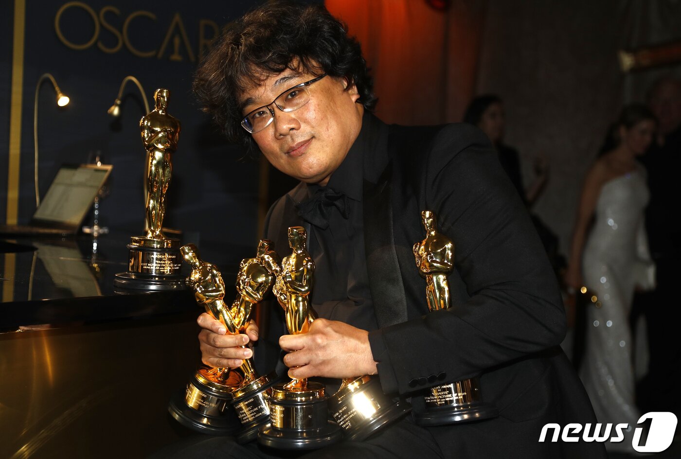 본문 이미지 - 영화 '기생충'의 봉준호 감독이 캘리포니아주 로스앤젤레스 할리우드 돌비극장에서 열린 제92회 아카데미 시상식에서 작품상 등 4관왕을 차지한 뒤 트로피를 들고 포즈를 취하고 있다. ⓒ 로이터=뉴스1 ⓒ News1 우동명 기자