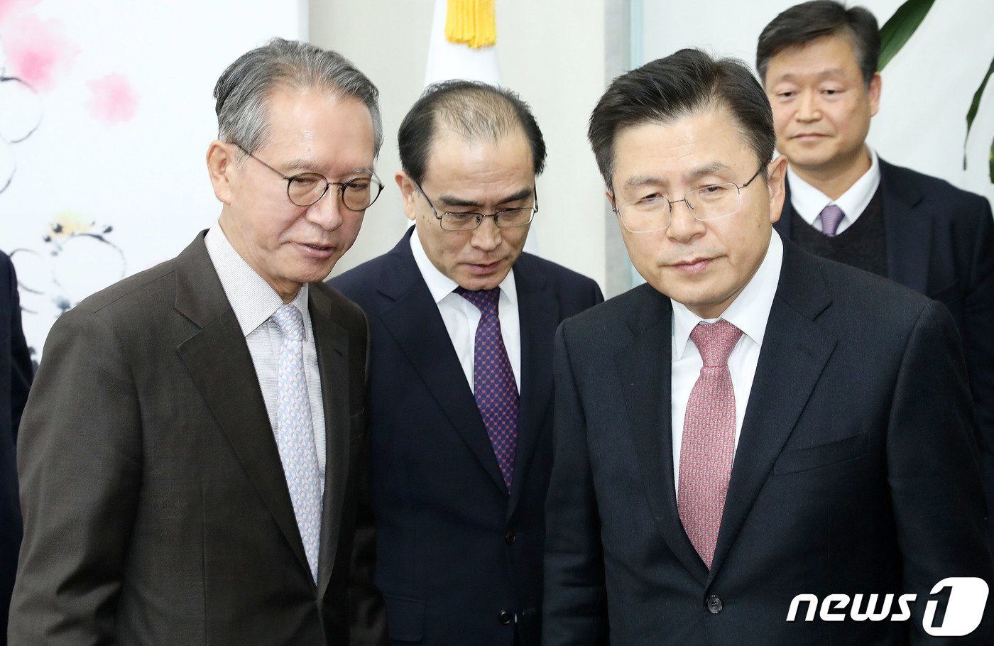 본문 이미지 - 국민의힘 전신인 자유한국당의 당시 황교안 대표(오른쪽)와 김형오 공천관리위원장(왼쪽)이 서울 여의도 국회에서 열린 태영호 전 북한공사 입당 기자회견을 마치고 회견장을 나서고 있다. 2020.2.11/뉴스1 ⓒ News1 박세연 기자