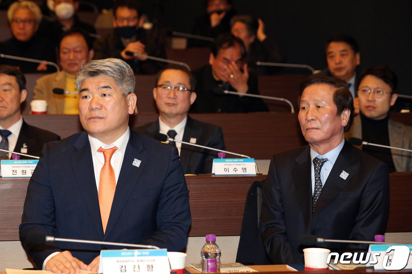 본문 이미지 - 김진향 개성공업지구지원재단 이사장(왼쪽)과 정기섭 개성공단기업 비상대책위원장이 11일 오전 서울 중구 대한상공회의소 의원회의실에서 열린 '개성공단 재개 촉구 대회'에 자리하고 있다. 2020.2.11/뉴스1 ⓒ News1 황기선 기자