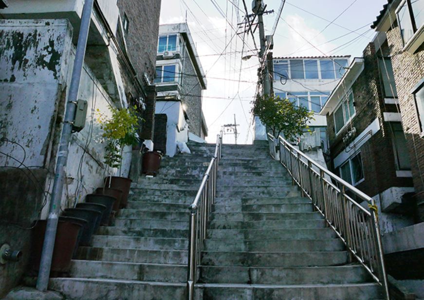 본문 이미지 - 영화 속 기택의 동네 계단. 여느 주택가에서 볼 수 있는 계단이다.