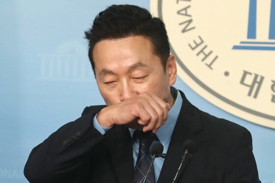 본문 이미지 - 더불어민주당으로부터 4·15 총선 예비후보자 '부적격' 판정을 받은 정봉주 전 의원이 지난 11일 당 결정에 승복하는 입장문을 발표하면서 눈물을 흘리고 있다. ⓒ News1 임세영 기자