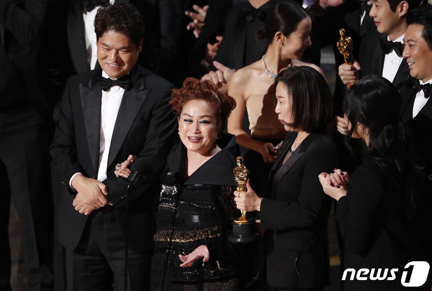 본문 이미지 - 2020년 2월9일(현지시간) 미국 로스앤젤레스 돌비극장에서 열린 제92회 아카데미 시상식에서 작품상을 수상한 영화 ‘기생충’의 책임 프로듀서 이미경 CJ그룹 부회장이 수상소감을 전하고 있다. 그 옆을 허민회 CJ ENM 대표이사가 지키고 있다. ⓒ 로이터=뉴스1 ⓒ News1 이동원 기자