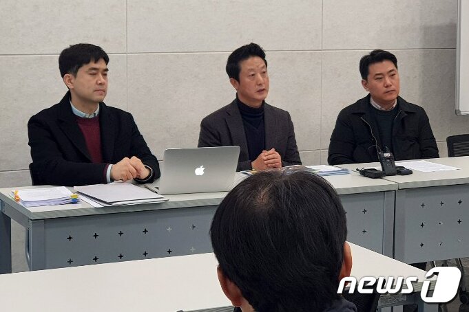 본문 이미지 - 11일 강원도 강릉시 녹색도시체험센터 이젠에서 최근 논란이 된 강릉시의 슈퍼히어로 테마파크 조성 계획과 관련해 사업시행 제안자인 히어로시티 관계자들이 설명 자리를 갖고 있다. 2020.2.11/뉴스1 ⓒ News1 서근영 기자