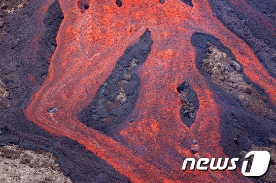 [사진] 佛 피통드라푸르네즈화산의 거대한 용암