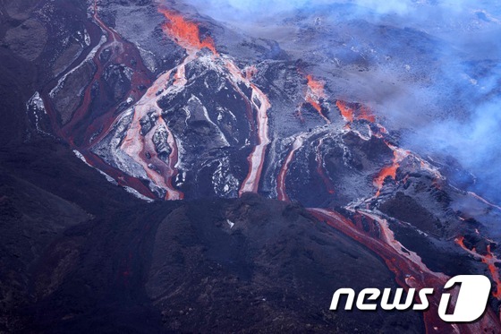 [사진] 분출하는 용암으로 뒤덮인 佛 피통드라푸르네즈화산
