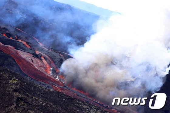 [사진] 용암 분출하며 화산재 뿜는 佛 피통드라푸르네즈 화산