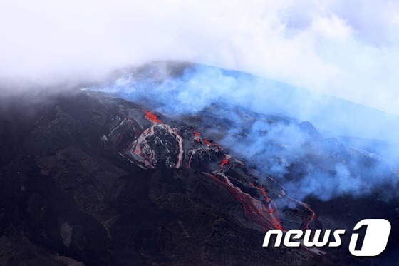 [사진] 용암과 화산재로 덮인 佛 피통드라푸르네즈 화산