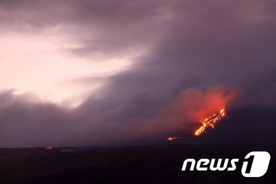 [사진] 붉은 용암 뿜어내는 佛 피통드라푸르네즈 화산