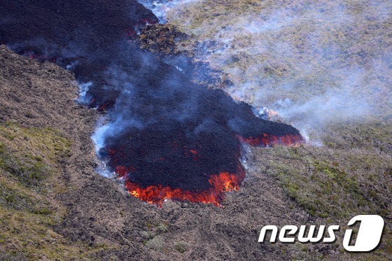 [사진] 붉은 용암 흘러내리는 佛 피통드라푸르네즈 화산
