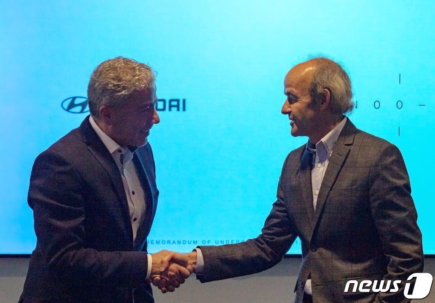 본문 이미지 - 11일(현지시각) 미국 LA에 위치한 미국 전기차 전문 기업 카누(Canoo) 본사 사옥에서 현대·기아자동차 차량아키텍처개발센터 파예즈 라만 전무(왼쪽)와 울리히 크란츠 카누 대표가 차세대 전기차 개발을 위한 상호 협력 계약을 체결하고 있다. 이에 따라 카누는 현대·기아차에 최적화된 모듈형 전기차 플랫폼 개발을 위한 기술 지원을 제공할 계획이다. 이 플랫폼을 활용해 가격 경쟁력을 갖춘 중소형 크기의 승용형 전기차부터 고객의 다양한 요구를 충족시키는 PBV(목적 기반 모빌리티)를 개발한다는 전략이다. (현대기아차 제공) 2020.2.12/뉴스1