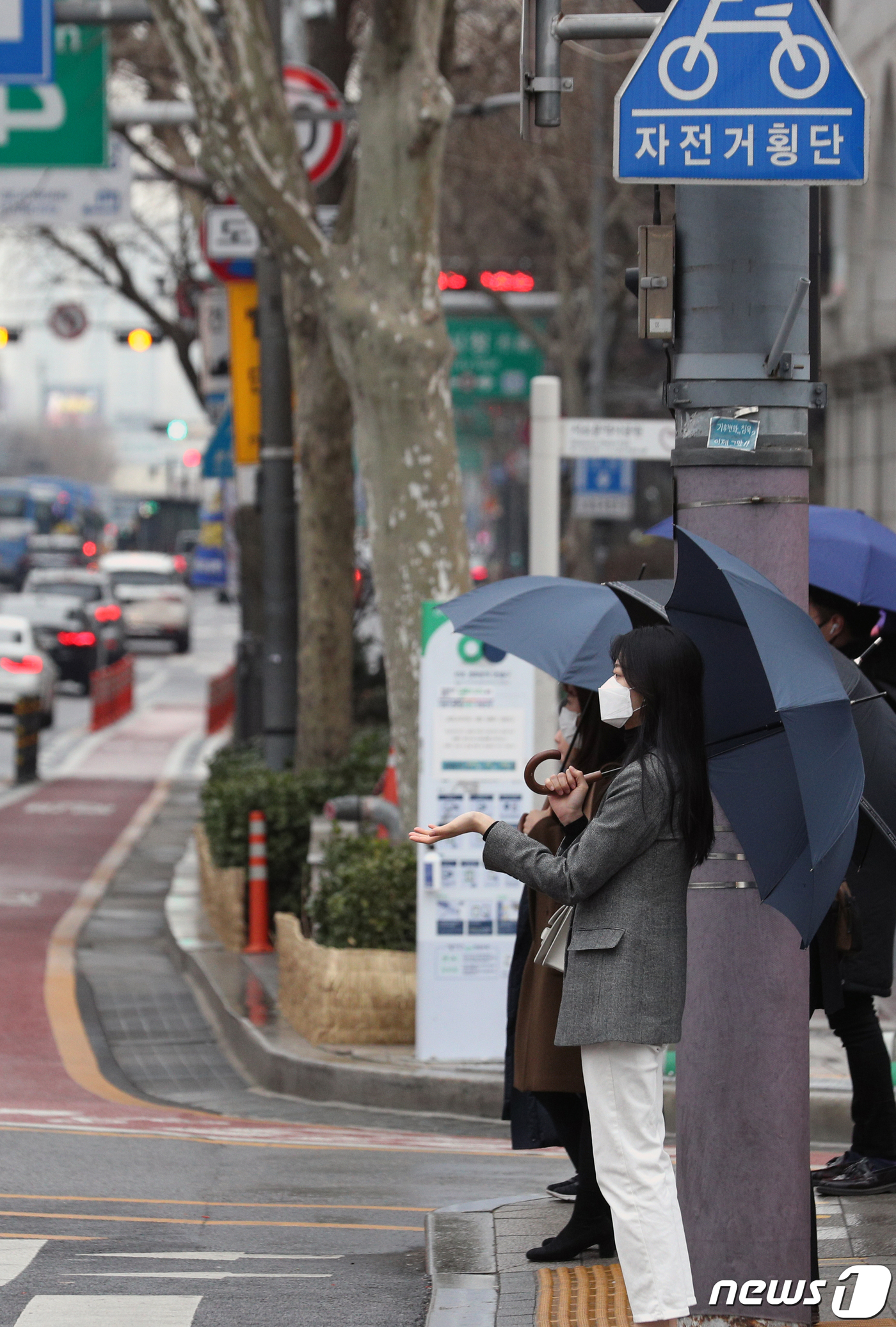 (서울=뉴스1) 황기선 기자 = 수도권 지역에 비가 내린 12일 오전 서울 광화문광장 앞 사거리에서 우산을 쓴 시민들이 출근길 발걸음을 재촉하고 있다. 2020.2.12/뉴스1