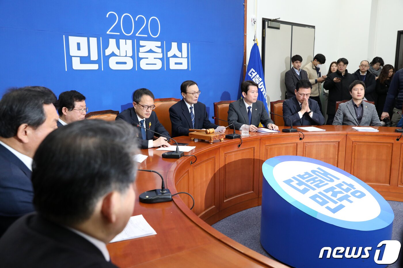 본문 이미지 - 이해찬 더불어민주당 대표가 12일 서울 여의도 국회 당대표회의실에서 열린 최고위원회 회의에서 모두발언하고 있다. 2020.2.12/뉴스1 ⓒ News1 이승배 기자
