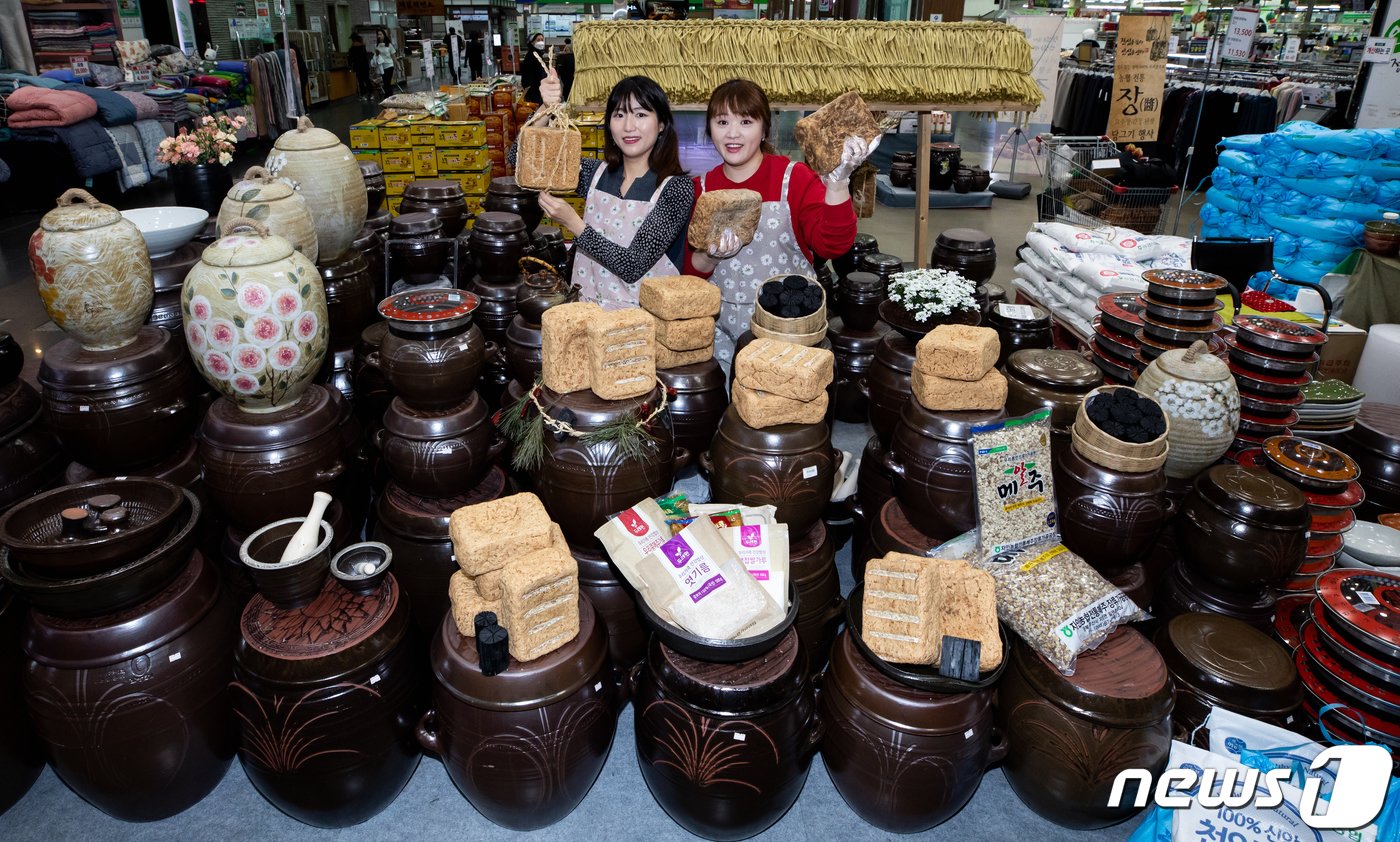 본문 이미지 - 12일 오전 서울 서초구 농협 하나로마트 양재점에서 모델들이 장을 담글 수 있는 재료 모음전 행사를 소개하고 있다. 하나로마트는 다음달 4일까지 쉽게 장을 담글 수 있도록 우리 농산물로 만든 전통 메주를 비롯해 메줏가루, 천일염, 참숯, 장독 등 다양한 지역의 상품을 판매한다. 2020.2.12/뉴스1 ⓒ News1 이재명 기자