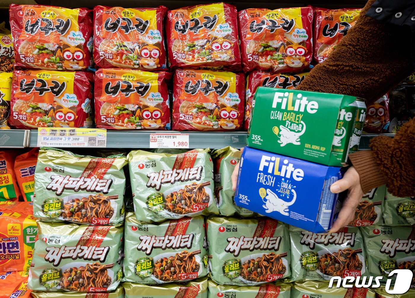 본문 이미지 - 아카데미 시상식 4관왕에 오른 영화 '기생충'에 등장하는 라면 '짜파구리'와 맥주 '필라이트'가 재조명 받고 있다. 사진은 12일 오전 서울 시내의 한 대형마트에서 짜파구리의 재료인 짜파게티와 너구리, 맥주 필라이트가 진열 돼 있다. 2020.2.12/뉴스1 ⓒ News1 이재명 기자