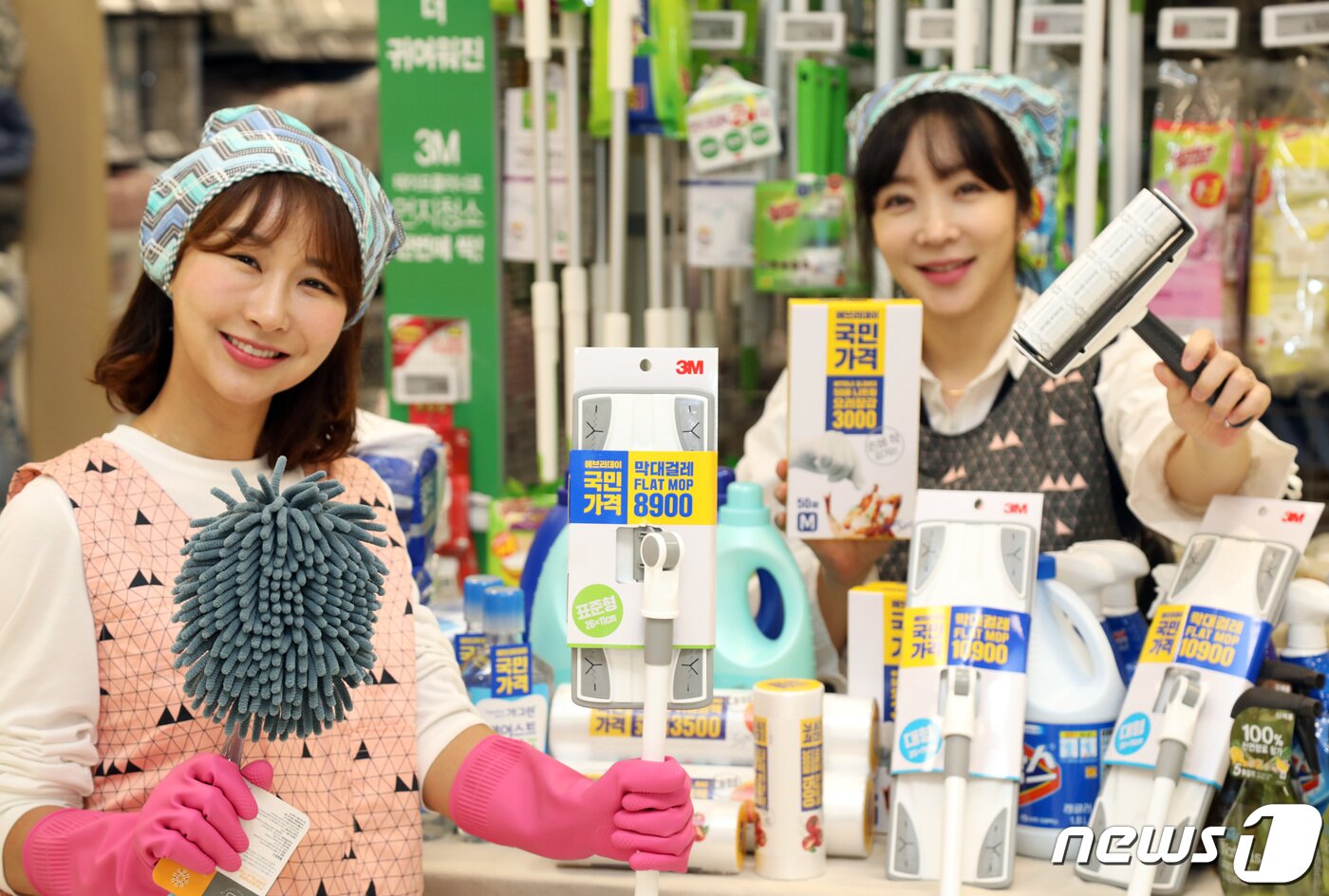 본문 이미지 - 12일 오전 이마트 용산점 일상용품 매장에서 모델들이 각종 위생·청소용품을 소개하고 있다. (이마트 제공) 2020.2.12 ⓒ 뉴스1