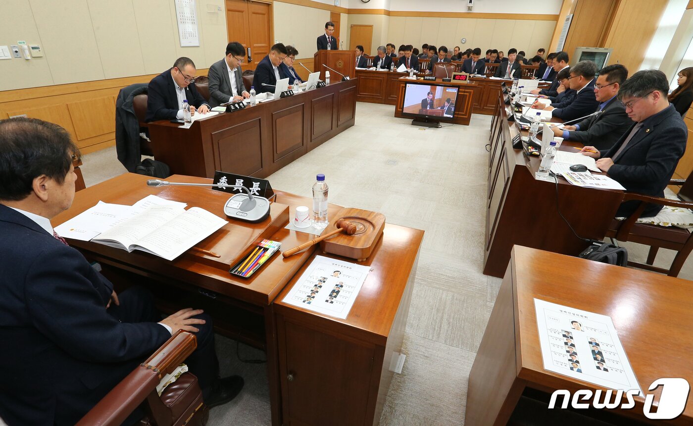 본문 이미지 - 강원도의회 경제건설위원회. (강원도의회 제공) 2020.2.12/뉴스1 ⓒ News1
