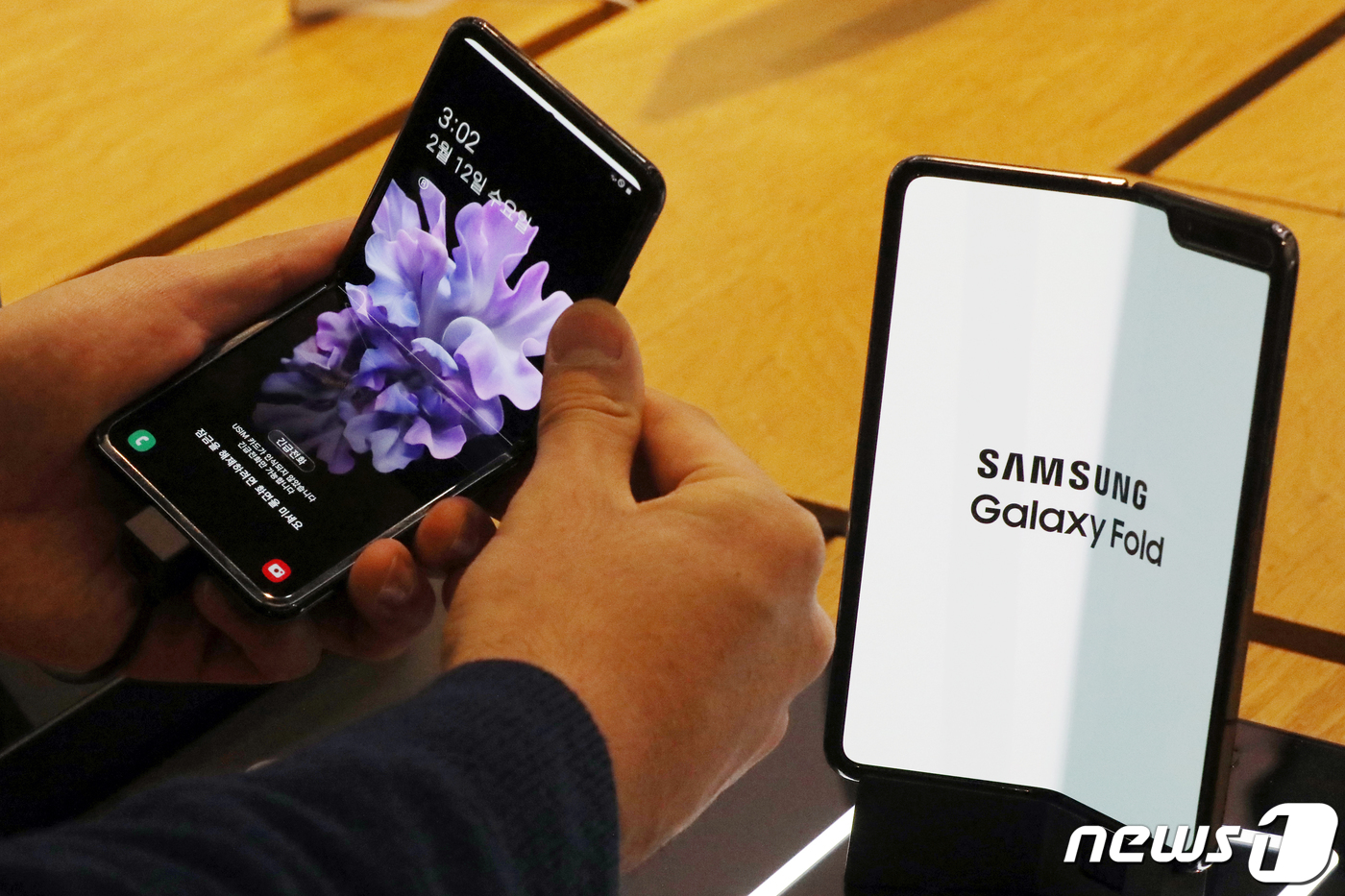 (서울=뉴스1) 민경석 기자 = 12일 서울 서초구 삼성전자 딜라이트 샵에서 시민들이 갤럭시 Z플립을 살펴보고 있다. 오른쪽은 갤럭시 폴드.갤럭시 Z플립은 오는 14일부터 전 세계 …