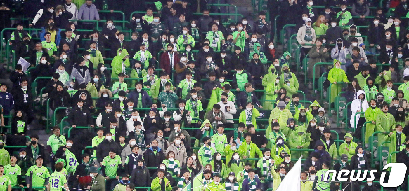 (전주=뉴스1) 유경석 기자 = 12일 전북 전주시 전주월드컵경기장에서 열린 2020 아시아축구연맹(AFC) 챔피언스리그 전북현대와 요코하마 F.마리노스의 경기에서 전북현대 홈팬들 …