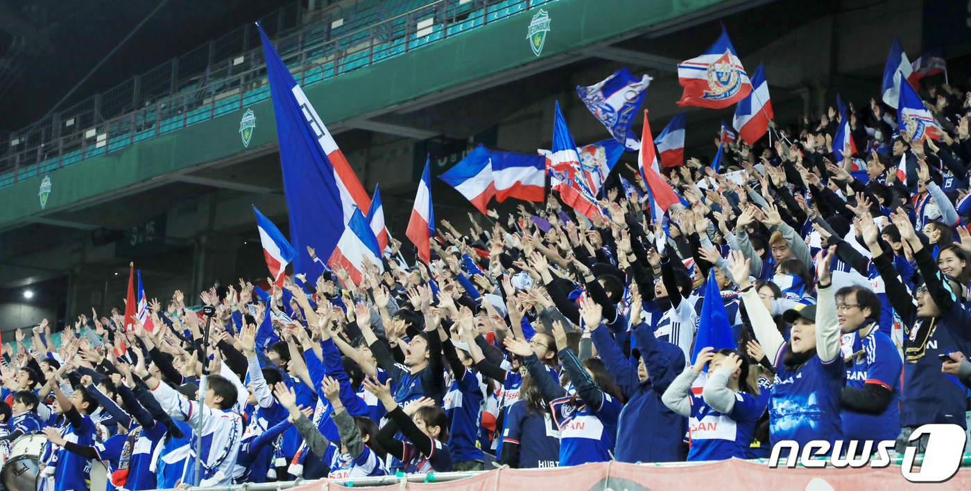 (전주=뉴스1) 유경석 기자 = 12일 전북 전주시 전주월드컵경기장에서 열린 2020 아시아축구연맹(AFC) 챔피언스리그 전북현대와 요코하마 F.마리노스의 경기에서 원정팬들이 골과 …