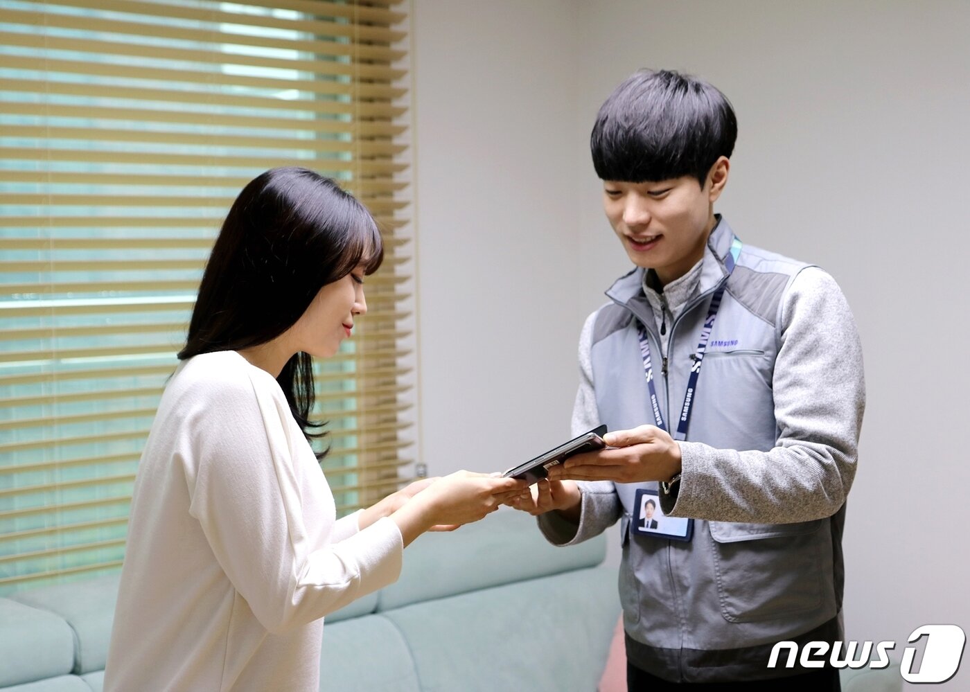 본문 이미지 - 삼성전자서비스는 오는 14일부터 '삼성 폴더블폰' 사용 고객을 위해 방문서비스를 제공한다고 밝혔다.(삼성전자서비스 제공) ⓒ 뉴스1