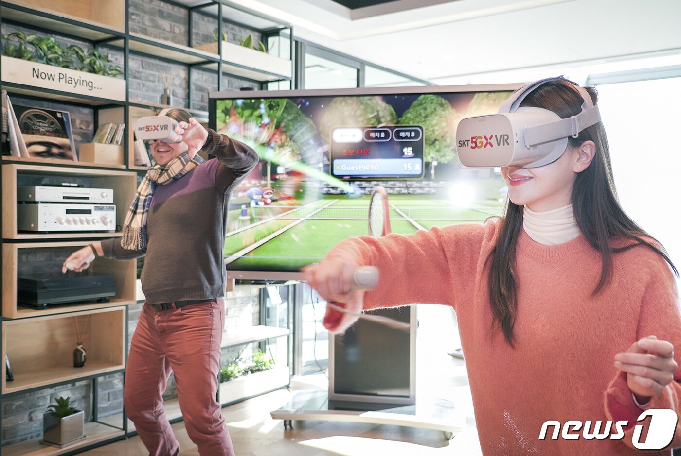 본문 이미지 - 게임 이용자들이 ‘오큘러스 고’를 머리에 쓰고 SK텔레콤이 제공하는 ‘크레이지월드 VR’을 즐기고 있다. (SK텔레콤 제공) 2020.2.13/뉴스1