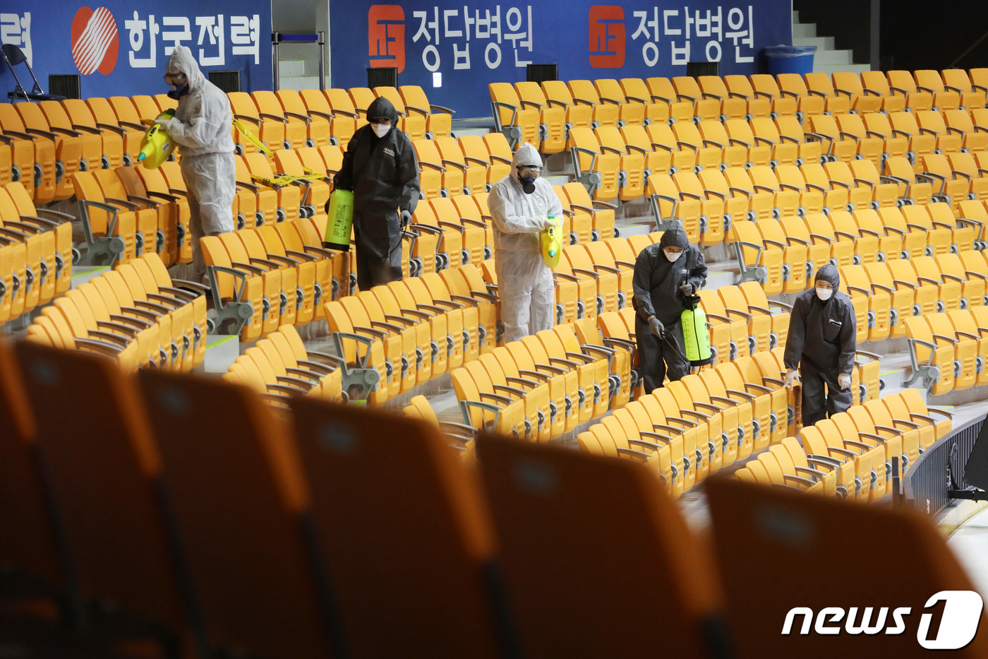 (수원=뉴스1) 조태형 기자 = 13일 오전 경기도 수원시 장안구 수원종합운동장 실내체육관에서 수원도시공사 관계자들이 코로나19 확산을 방지하기 위한 방역 작업을 하고 있다. 20 …