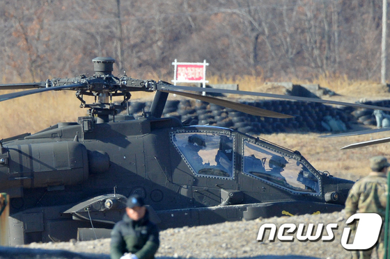 미 육군 아파치 가디언(AH-64E) 공격 헬기가 13일 오전 경북 포항시 남구 장기면 군 사격장에서 사격 전술 훈련을 준비하고 있다. 2020.2.13/뉴스1 © News1 최창호 기자