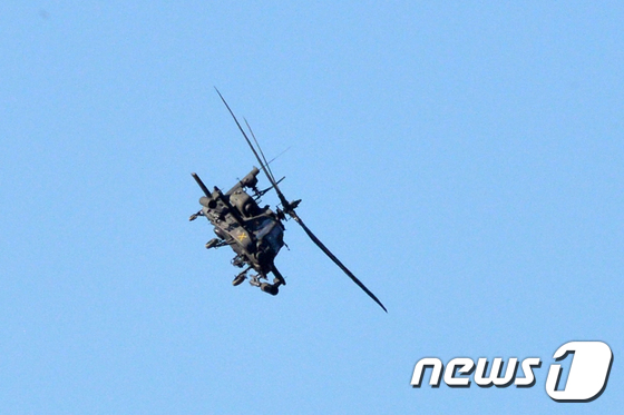 미 육군 아파치 가디언(AH-64E) 공격 헬기가 13일 오전 경북 포항시 남구 장기면 군 사격장에서 사격 전술 훈련을 하기 위해 이륙하고 하고 있다. 2020.2.13/뉴스1 © News1 최창호 기자