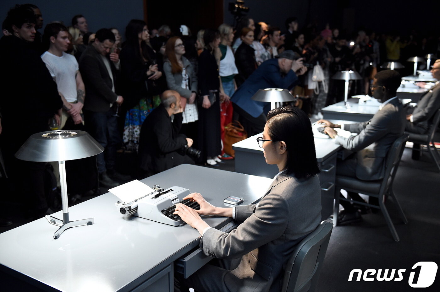 본문 이미지 - 삼성전자와 톰브라운은 12일(현지시간) 뉴욕 패션위크에서 '갤럭시Z 플립 톰브라운 에디션'의 공개 행사를 진행했다. (삼성전자 제공) ⓒ 뉴스1