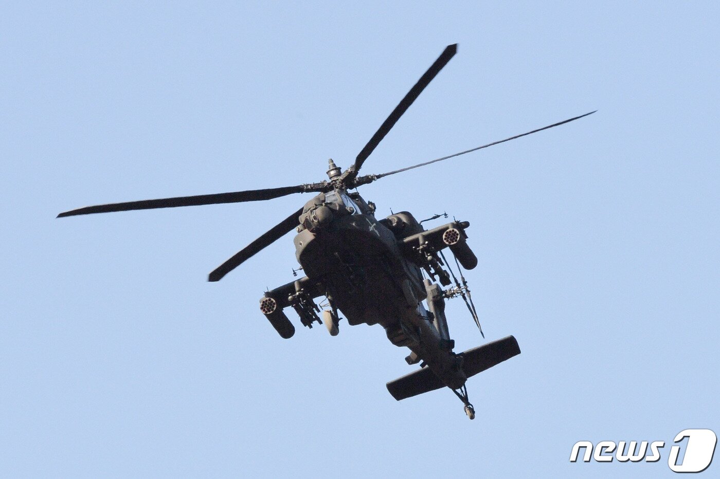 본문 이미지 - 수성사격장에서 사격 전술 훈련을 하고 있는 미 육군 아파치 가디언(AH-64E) 공격 헬기. 2020.2.13/뉴스1 ⓒ News1