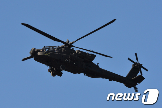 미 육군 아파치 가디언(AH-64E) 공격 헬기가 13일 오전 경북 포항시 남구 장기면 군 사격장에서 사격 전술 훈련을 하고 있다. 2020.2.13/뉴스1 © News1 최창호 기자
