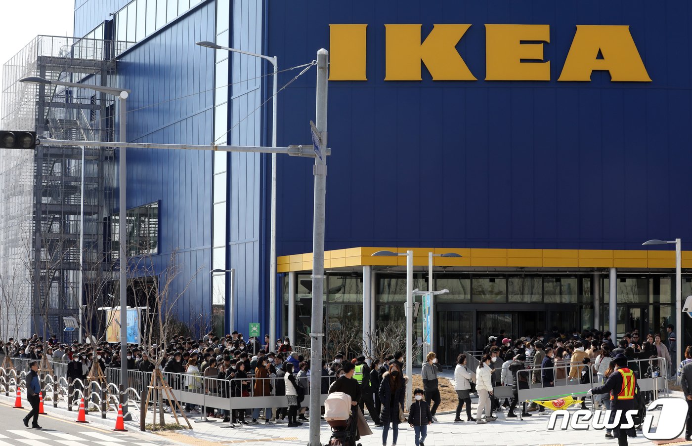 본문 이미지 - 부산 오시리아 관광단지 내 개장한 이케아 동부산점을 찾은 고객들로 북적이고 있다. ⓒ News1 여주연 기자