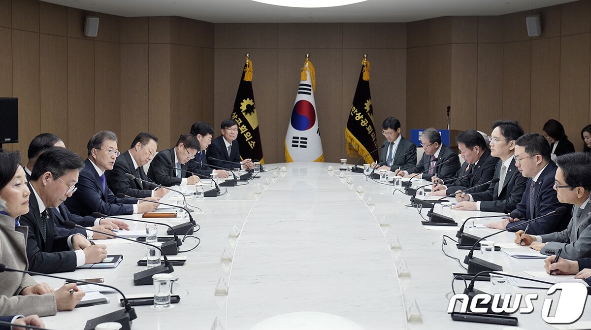 본문 이미지 - 문재인 대통령은 13일 서울 중구 대한상공회의소에서 열린 '코로나19 대응 경제계 간담회'를 하고 있다. (청와대 제공) 2020.2.13/뉴스1
