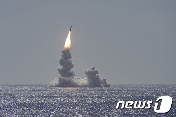 지난해 2월 12일(현지시간) 캘리포니아 샌디에이고 앞바다에서 오하이오급 전략핵잠수함 메인함이 잠수함발사탄도미사일(SLBM) ‘트라이던트2’를 시험발사 하고 있다. (미 해군태평양사령부 제공)2020.2.13/뉴스1