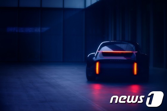 지난 2월 현대자동차가 공개한  순수전기차(EV) 콘셉트의 티저 이미지. (현대차 제공) 2020.2.14/뉴스1