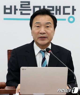 본문 이미지 - 손학규 바른미래당 대표가 14일 오전 서울 여의도 국회에서 열린 최고위원회의에서 모두발언을 하고 있다. 손 대표는 모두발언에서 &#34;코로나19 관련 문재인 대통령의 경제계 간담회는 잘한 일이지만 보여주기식에 그쳐서는 안돼＂다고 밝혔다. 2020.2.14/뉴스1 ⓒ News1 박세연 기자