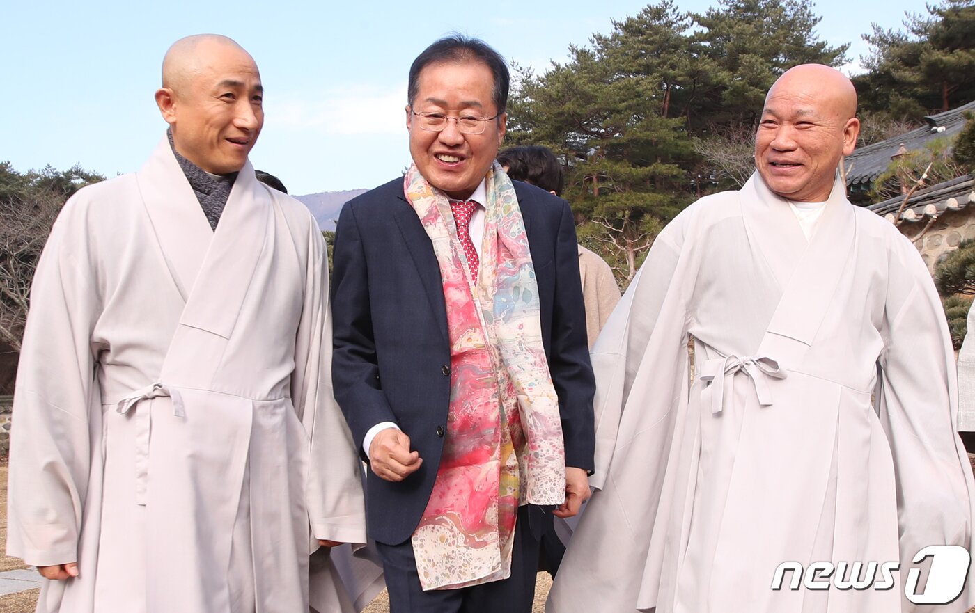 본문 이미지 - 홍준표 전 자유한국당 대표가 14일 오전 양산 통도사를 찾아 방장스님을 예방 후 이동하고 있다. 2020.2.14/뉴스1 ⓒ News1 여주연 기자