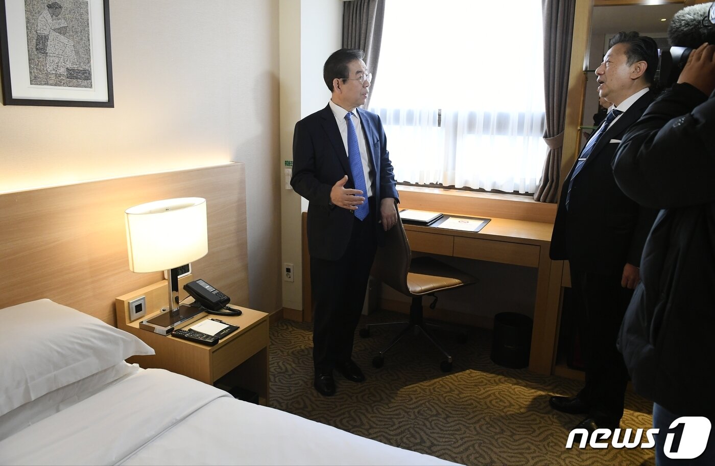 본문 이미지 - 박원순 서울시장이 지난 2월14일 오전 서울 중구 서미트호텔에서 열린 코로나19 대응관련 관광업계 간담회에 앞서 객실 방역을 살펴보고 있다. (서울시 제공) /뉴스1