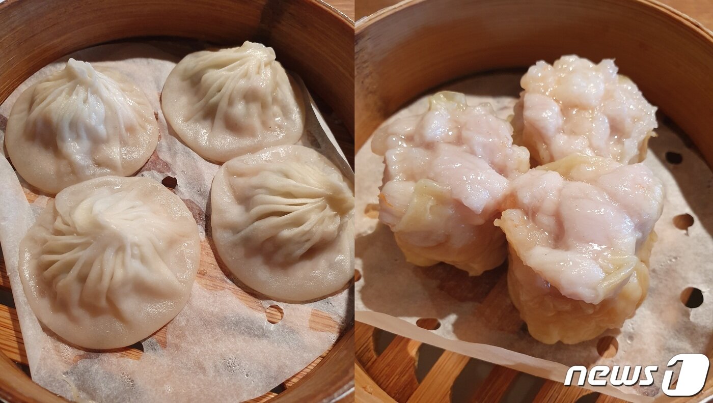 본문 이미지 - 서울 압구정 골드피쉬딤섬퀴진 '소룡포'(왼쪽)와 '쇼마이'.2020.2.12/뉴스1ⓒ 뉴스1 최동현 기자