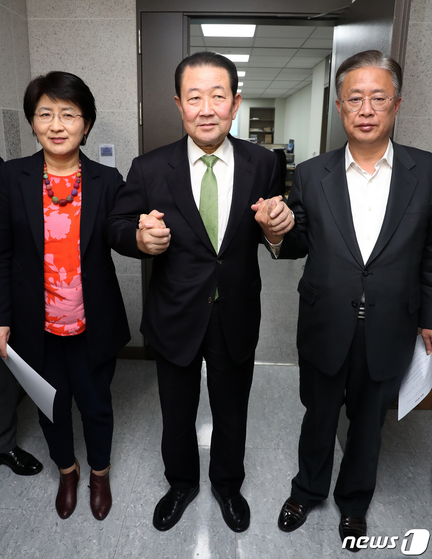 (서울=뉴스1) 박세연 기자 = 박주현 민주평화당 통합추진위원장(왼쪽부터), 박주선 바른미래당 대통합추진위원장, 유성엽 대안신당 통합추진위원장이 14일 오후 서울 여의도 국회 의원 …