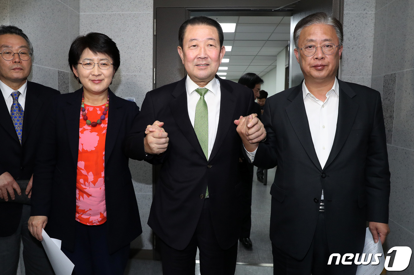 (서울=뉴스1) 박세연 기자 = 박주현 민주평화당 통합추진위원장(왼쪽부터), 박주선 바른미래당 대통합추진위원장, 유성엽 대안신당 통합추진위원장이 14일 오후 서울 여의도 국회 의원 …