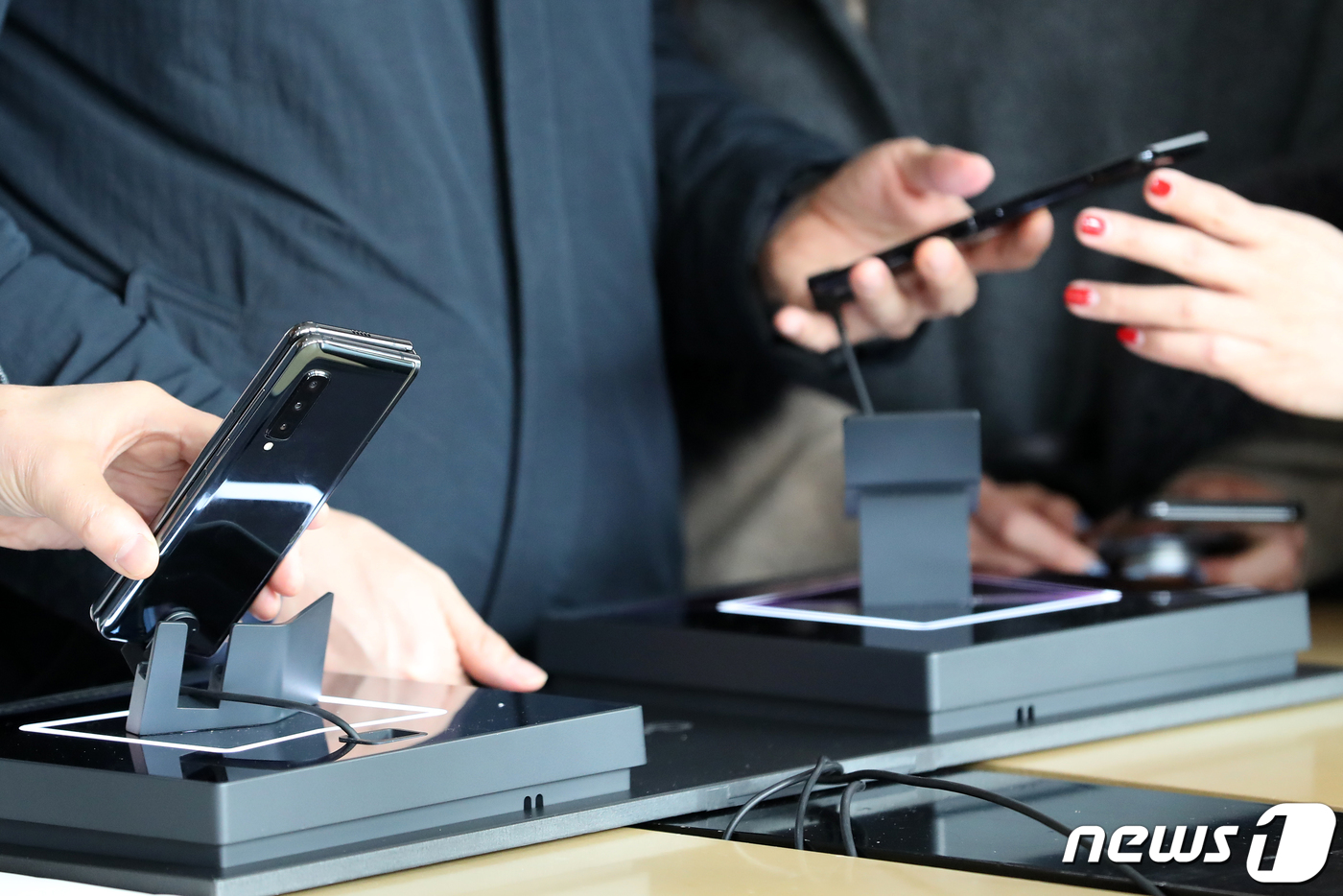 (서울=뉴스1) 이승배 기자 = 코로나19(신종 코로나바이러스 감염증)를 예방하려면 마스크를 쓰는 것보다 스마트폰을 닦는 게 효과적이라는 싱가포르 보건부 의료국장인 케네스 막의 의 …