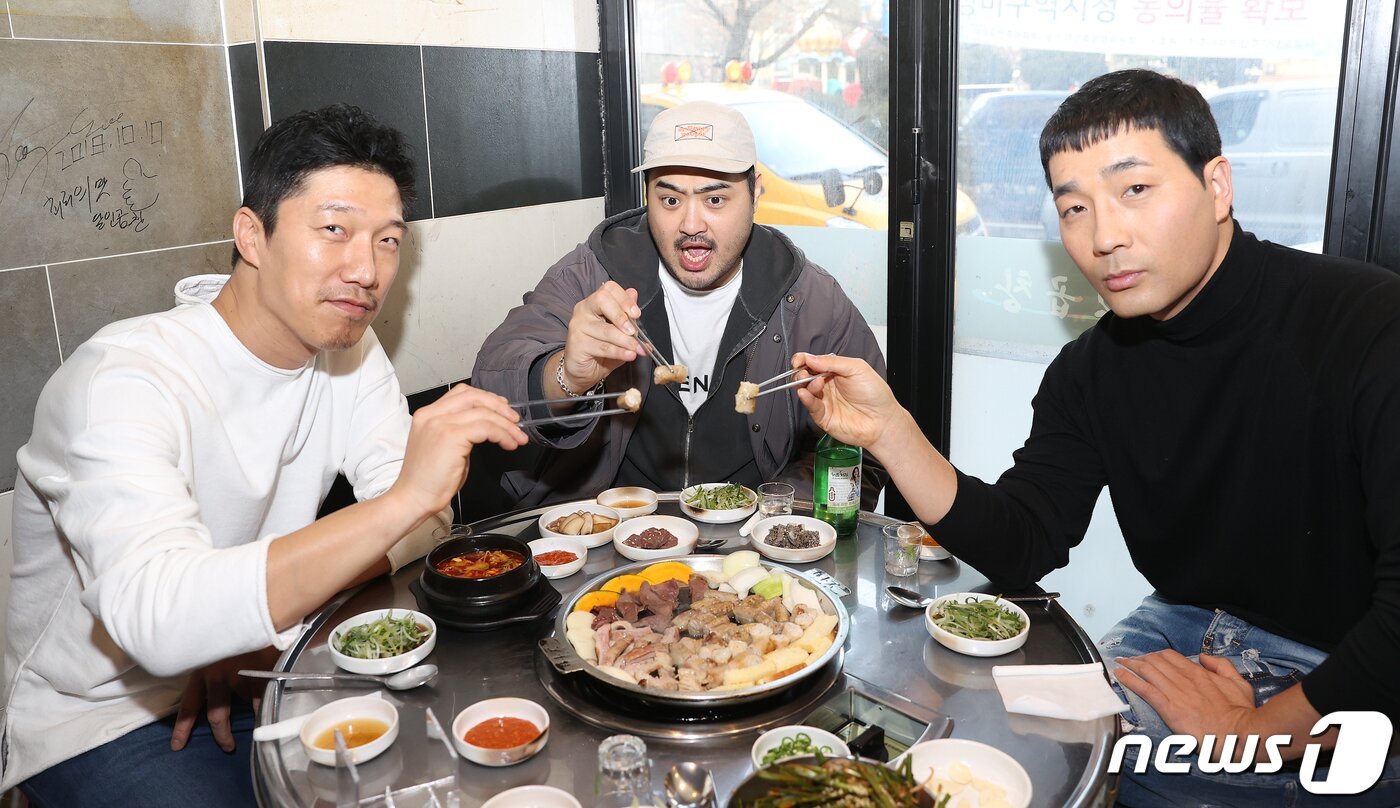 본문 이미지 - 서울 여의도 식당. SBS 금토드라마 ‘스토브리그’ 배우 홍기준(왼쪽부터), 차엽, 하도권 딥풀이 /뉴스1 ⓒ News1 김진환 기자