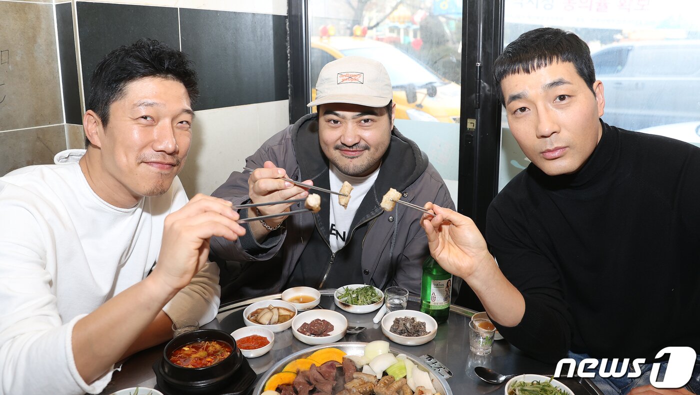 본문 이미지 - 서울 여의도 식당. SBS 금토드라마 ‘스토브리그’ 배우 홍기준(왼쪽부터), 차엽, 하도권 딥풀이/뉴스1 ⓒ News1 김진환 기자